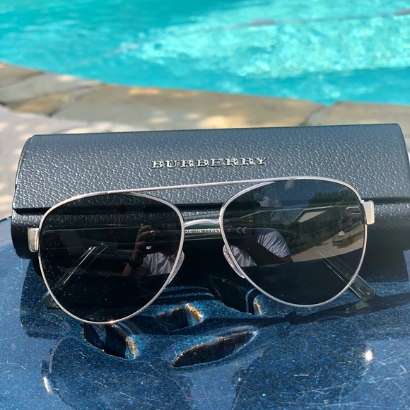 Burberry - Picture 3 of 3